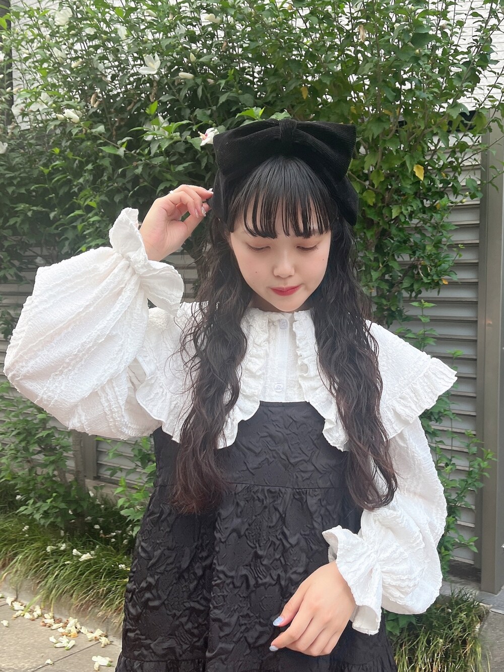 ホワイト系のシャツ/ブラウス、ブラック系のワンピース、ホワイト系のサンダルを着用したレディースの夏コーディネートの4枚目の写真