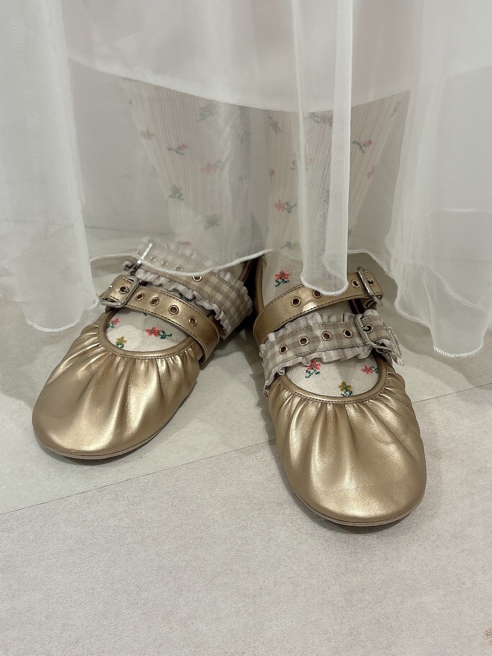 ホワイト系のシャツ/ブラウス、ピンク系のショルダーバッグ、ホワイト系のワンピースを着用したレディースの秋コーディネートの9枚目の写真