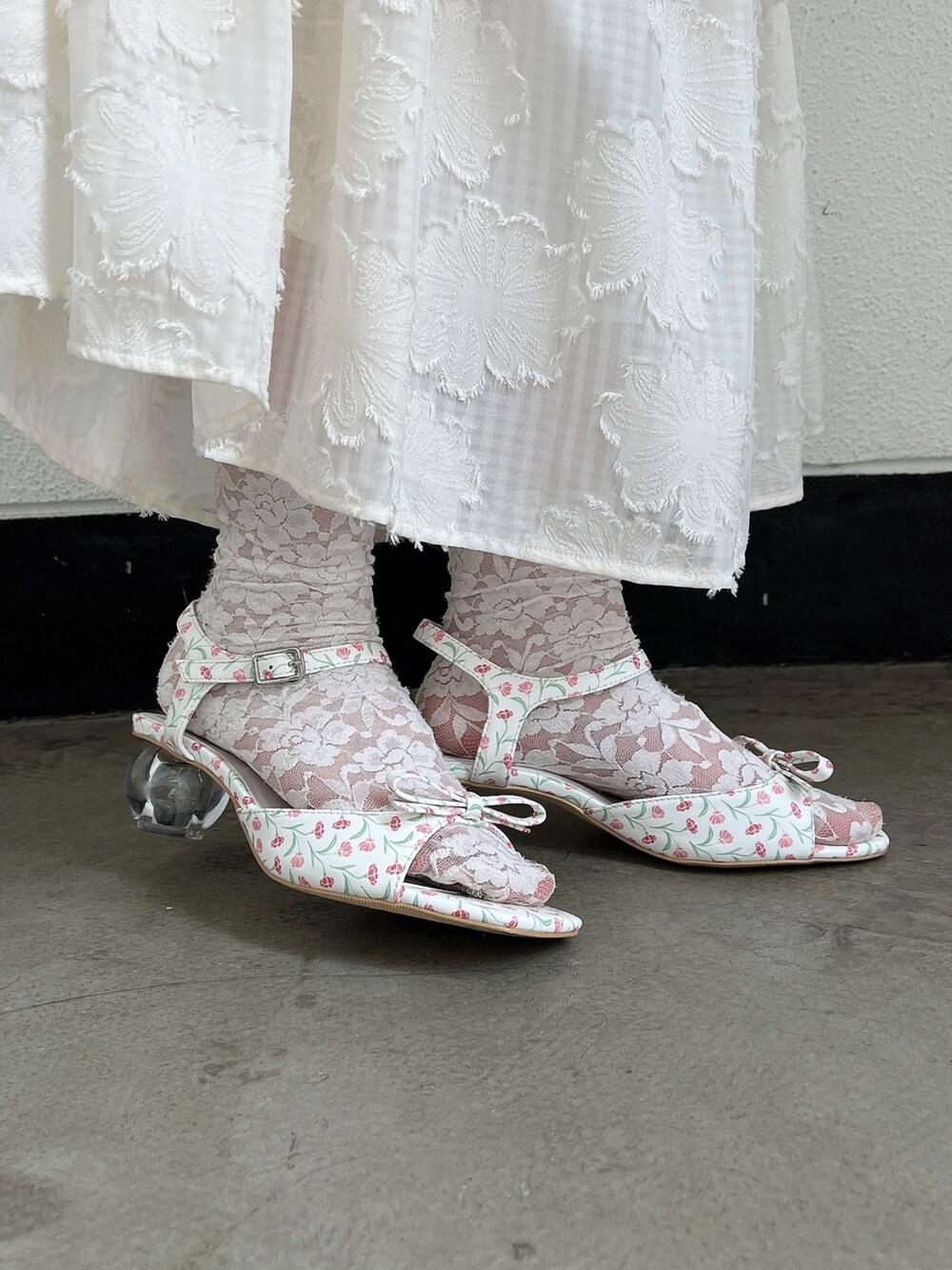 ホワイト系のワンピース、ホワイト系のカーディガン/ボレロ、ホワイト系のスカートを着用したレディースの夏コーディネートの6枚目の写真