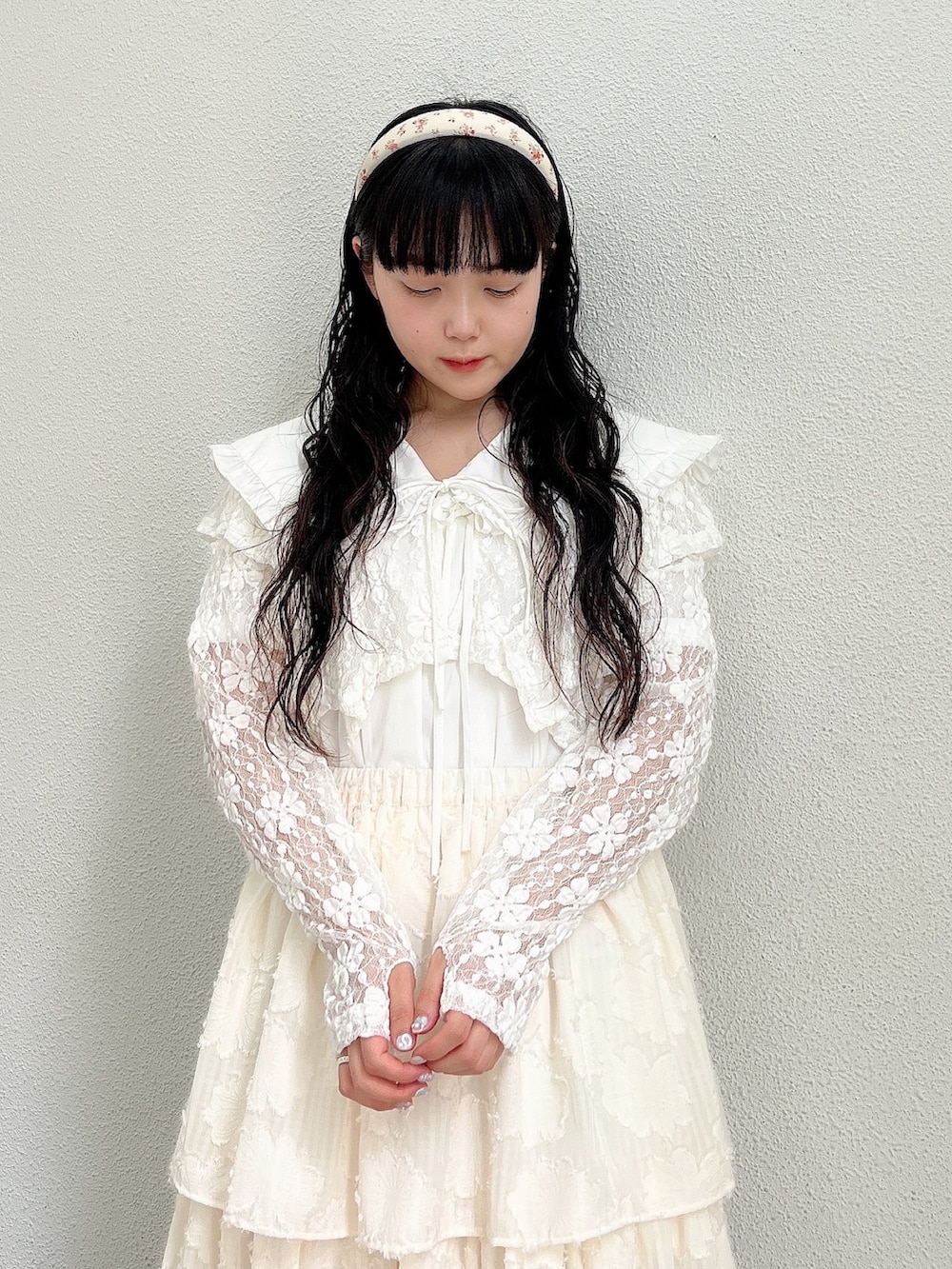 ホワイト系のワンピース、ホワイト系のカーディガン/ボレロ、ホワイト系のスカートを着用したレディースの夏コーディネートの4枚目の写真