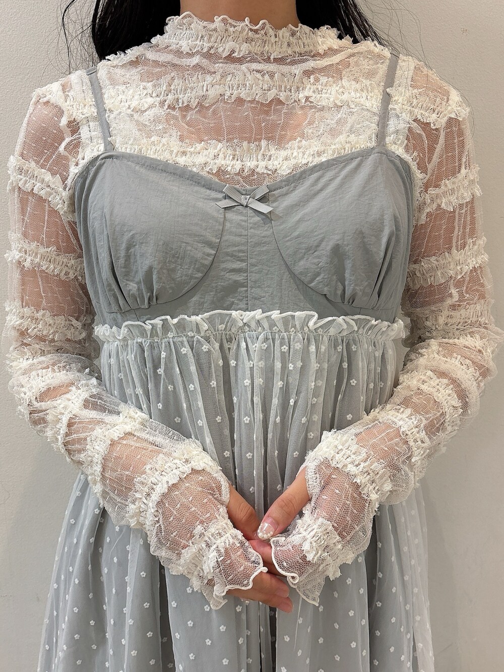 ホワイト系のTシャツ/カットソー、グレー系のワンピース、シルバー系のバレエシューズを着用したレディースの夏コーディネートの7枚目の写真