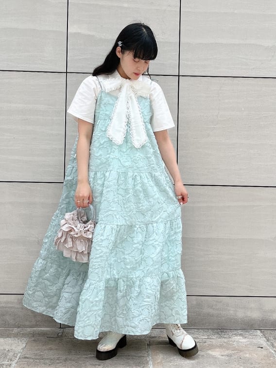 ホワイト系のドレスシューズ、ホワイト系のシャツ/ブラウス、ホワイト系のハンドバッグを着用したレディースの夏コーディネートの2枚目の写真