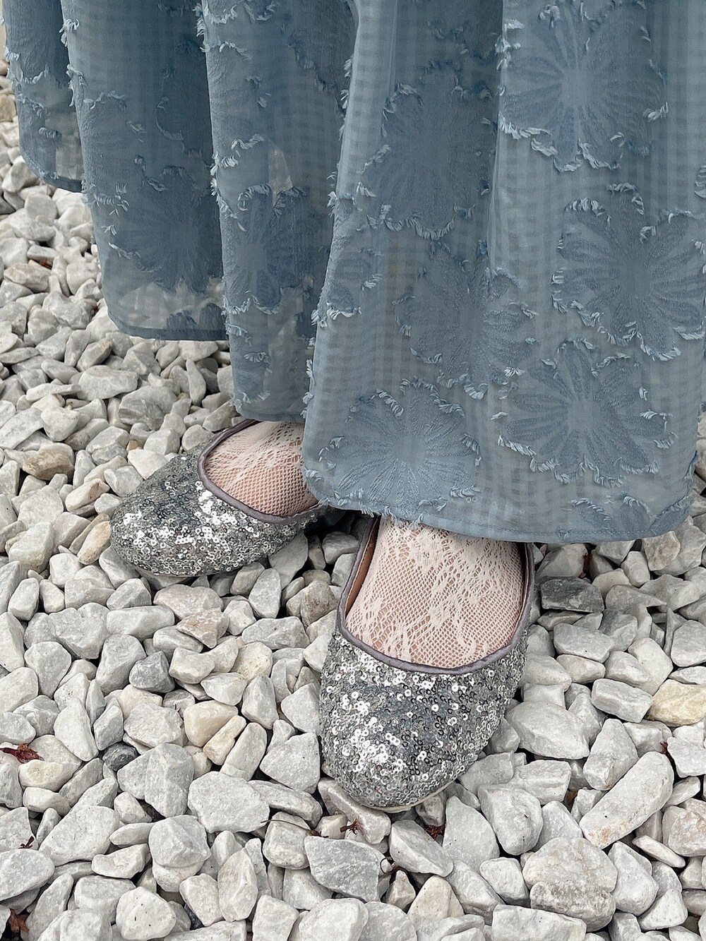 ホワイト系のTシャツ/カットソー、ブルー系のトートバッグ、ブルー系のスカートを着用したレディースの春コーディネートの7枚目の写真