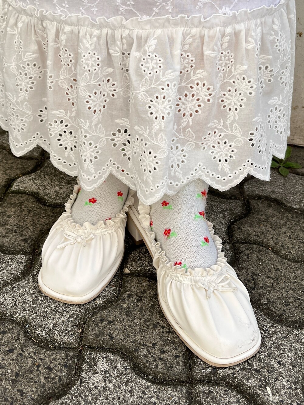 ホワイト系のシャツ/ブラウス、グリーン系のTシャツ/カットソー、ホワイト系のスカートを着用したレディースの冬コーディネートの9枚目の写真