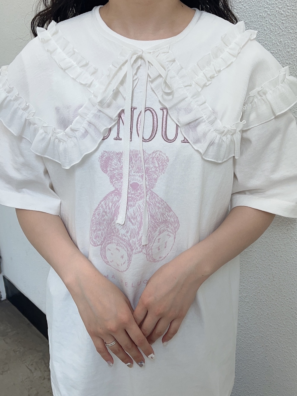 ホワイト系のTシャツ/カットソー、ブルー系のその他パンツ、ホワイト系のサンダルを着用したレディースの春コーディネートの5枚目の写真