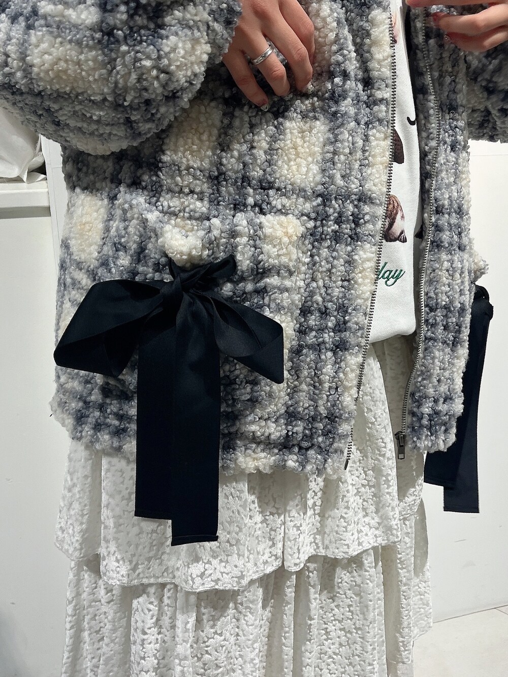 ホワイト系のシャツ/ブラウス、ホワイト系のスウェット、パープル系のブルゾンを着用したレディースの冬コーディネートの8枚目の写真