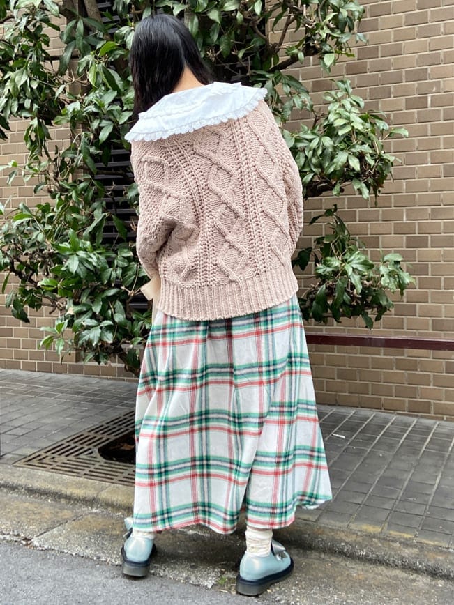 ホワイト系のシャツ/ブラウス、ブルー系のパンプス、ベージュ系のショルダーバッグを着用したレディースの冬コーディネートの3枚目の写真