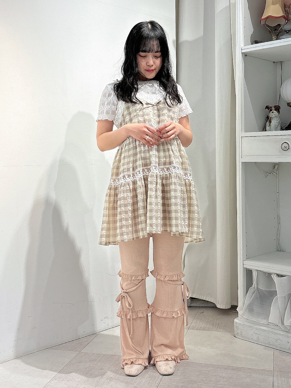 ベージュ系のキャミソール、ホワイト系のTシャツ/カットソー、ピンク系のスウェットパンツを着用したレディースの夏コーディネートの2枚目の写真