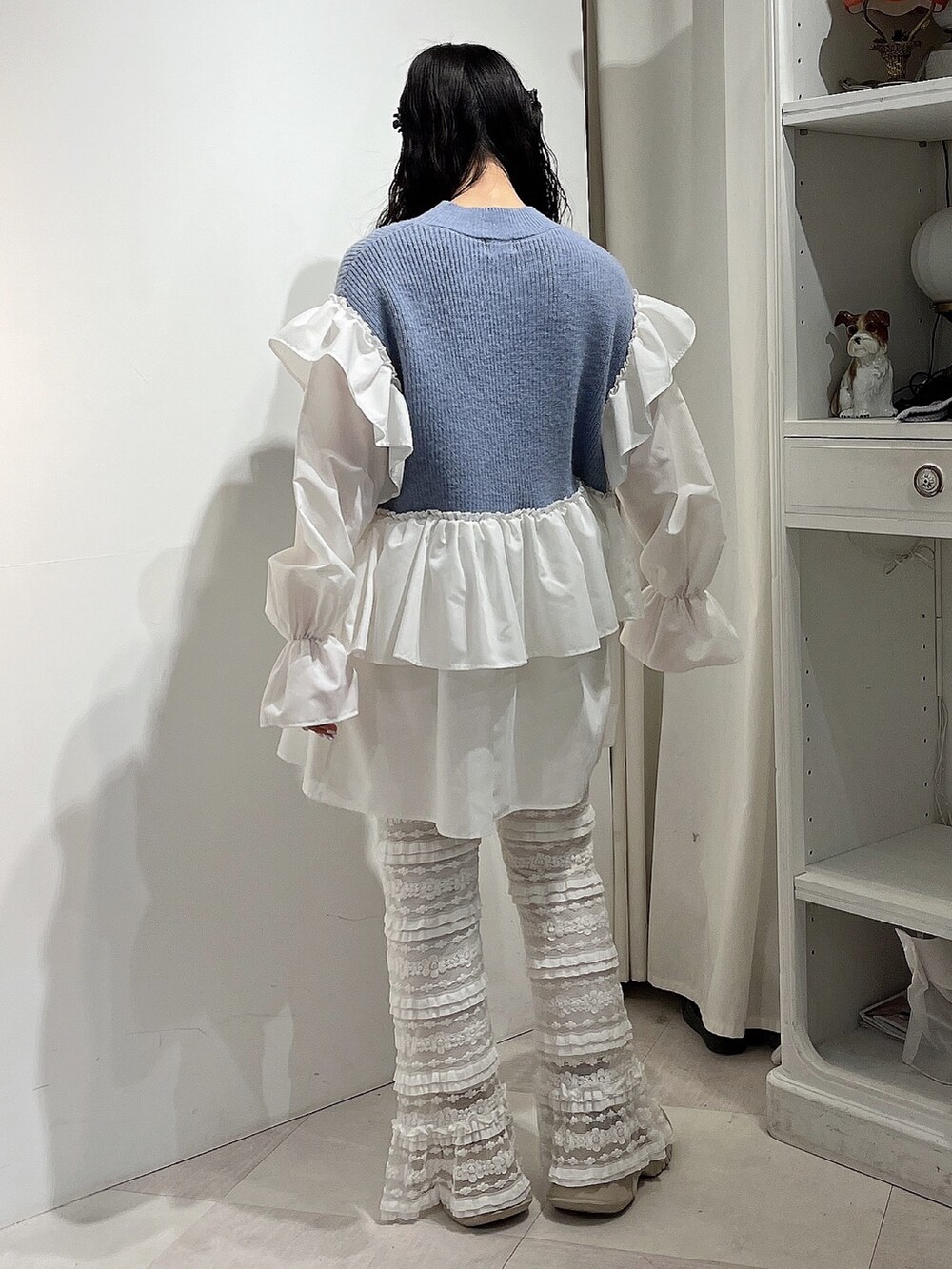 ブルー系のワンピース、ホワイト系のスウェットパンツ、ホワイト系のスニーカーを着用したレディースの冬コーディネートの3枚目の写真