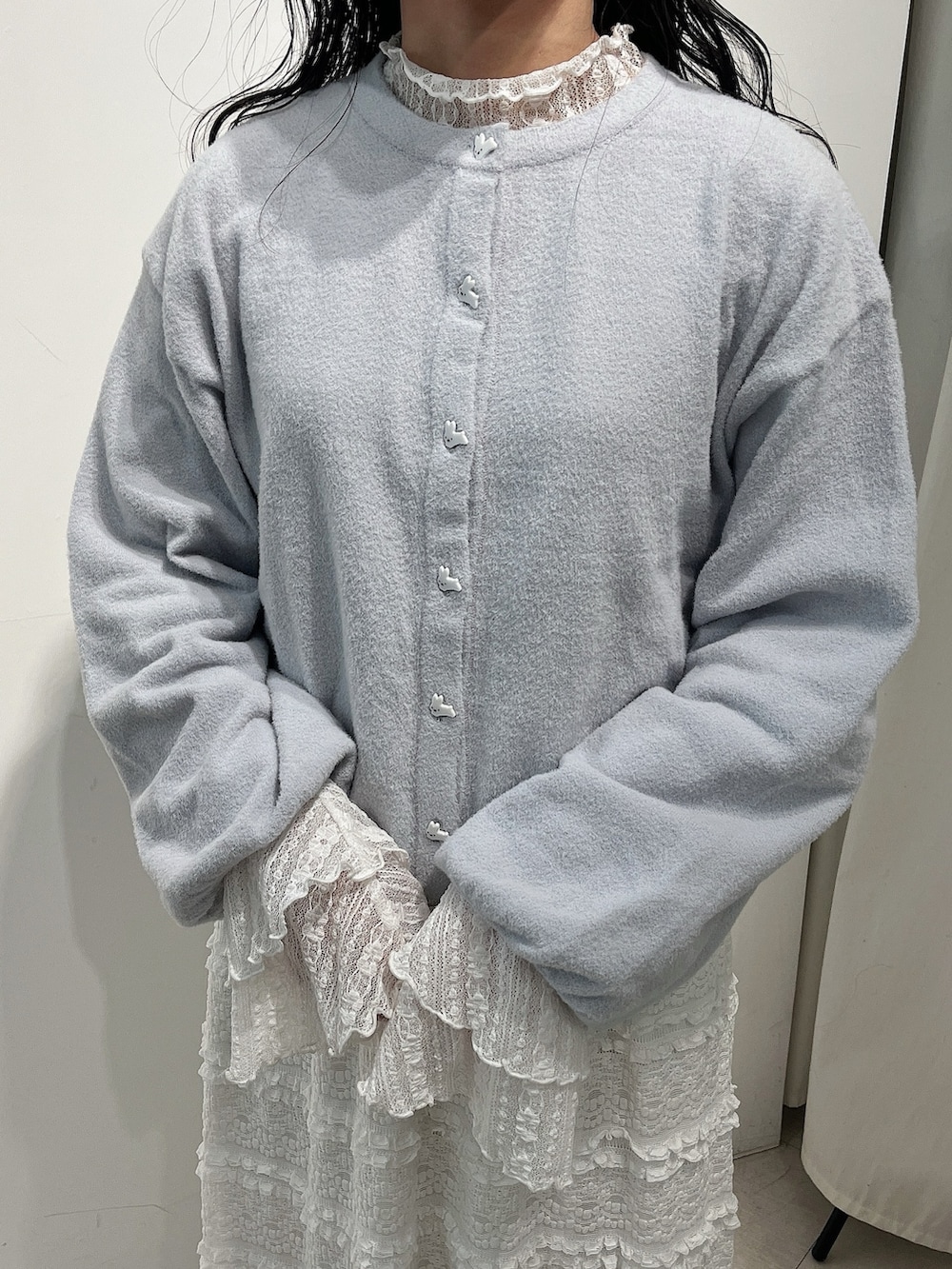 ブルー系のカーディガン/ボレロ、ホワイト系のTシャツ/カットソー、ホワイト系のスカートを着用したレディースの春コーディネートの7枚目の写真