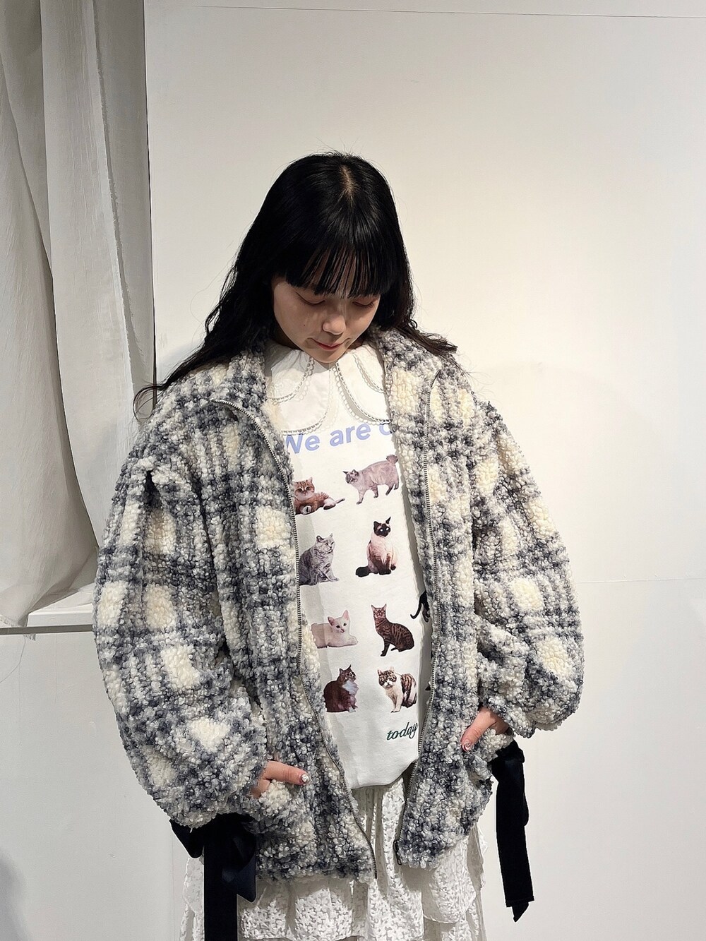 ホワイト系のシャツ/ブラウス、ホワイト系のスウェット、パープル系のブルゾンを着用したレディースの冬コーディネートの5枚目の写真