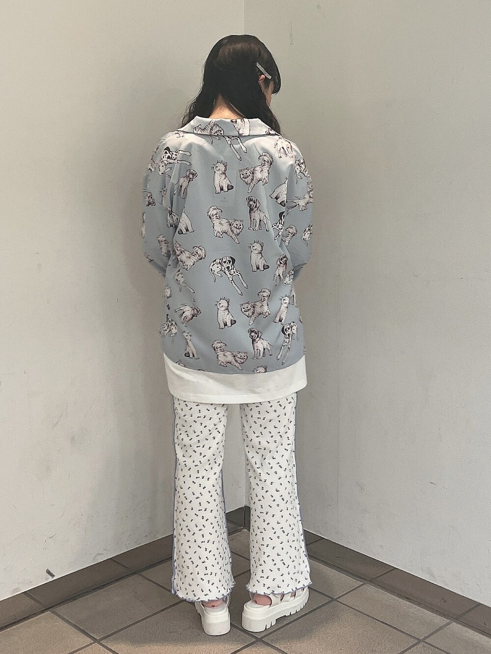 ホワイト系のTシャツ/カットソー、ブルー系のシャツ/ブラウス、ブルー系のその他パンツを着用したレディースの夏コーディネートの4枚目の写真