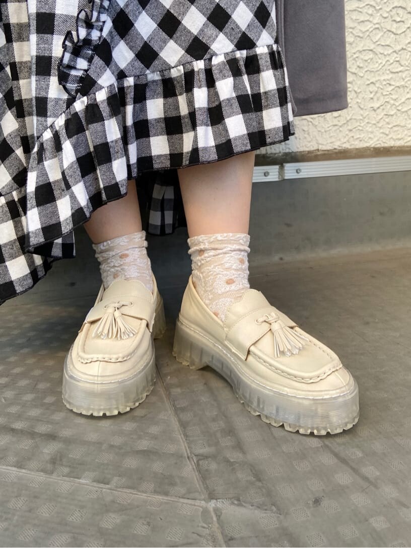 ブルー系のステンカラーコート、ホワイト系のシャツ/ブラウス、ブラック系のスカートを着用したレディースの秋コーディネートの7枚目の写真