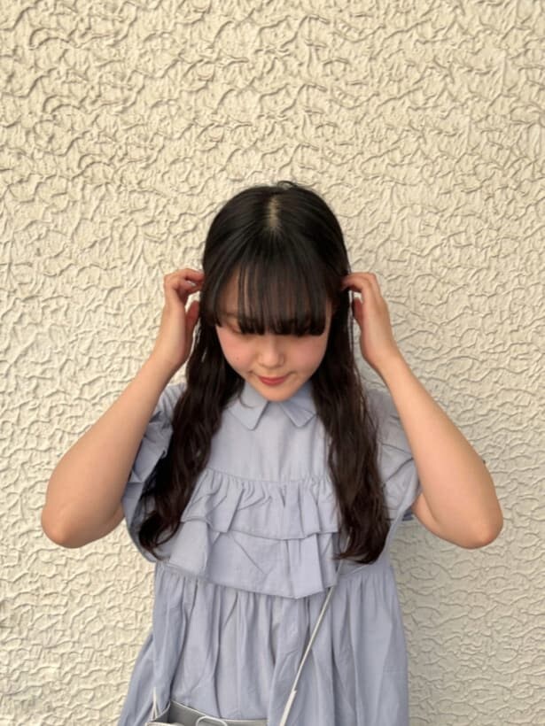 ホワイト系のスニーカー、シルバー系のショルダーバッグ、ブルー系のワンピースを着用したレディースの春コーディネートの2枚目の写真