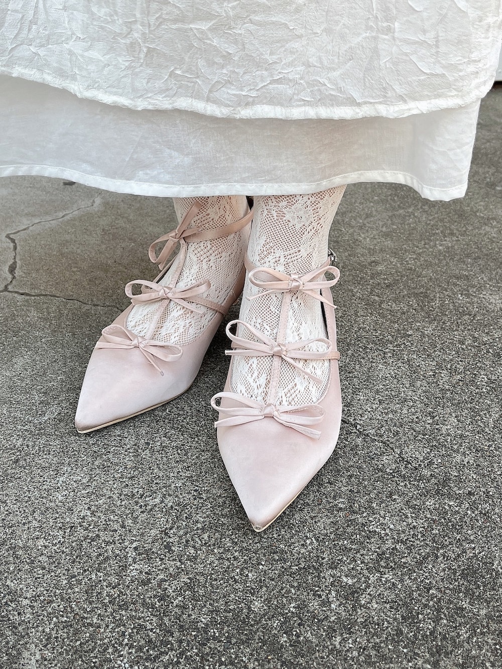 ブルー系のシャツ/ブラウス、ホワイト系のワンピース、ベージュ系のパンプスを着用したレディースの春コーディネートの5枚目の写真