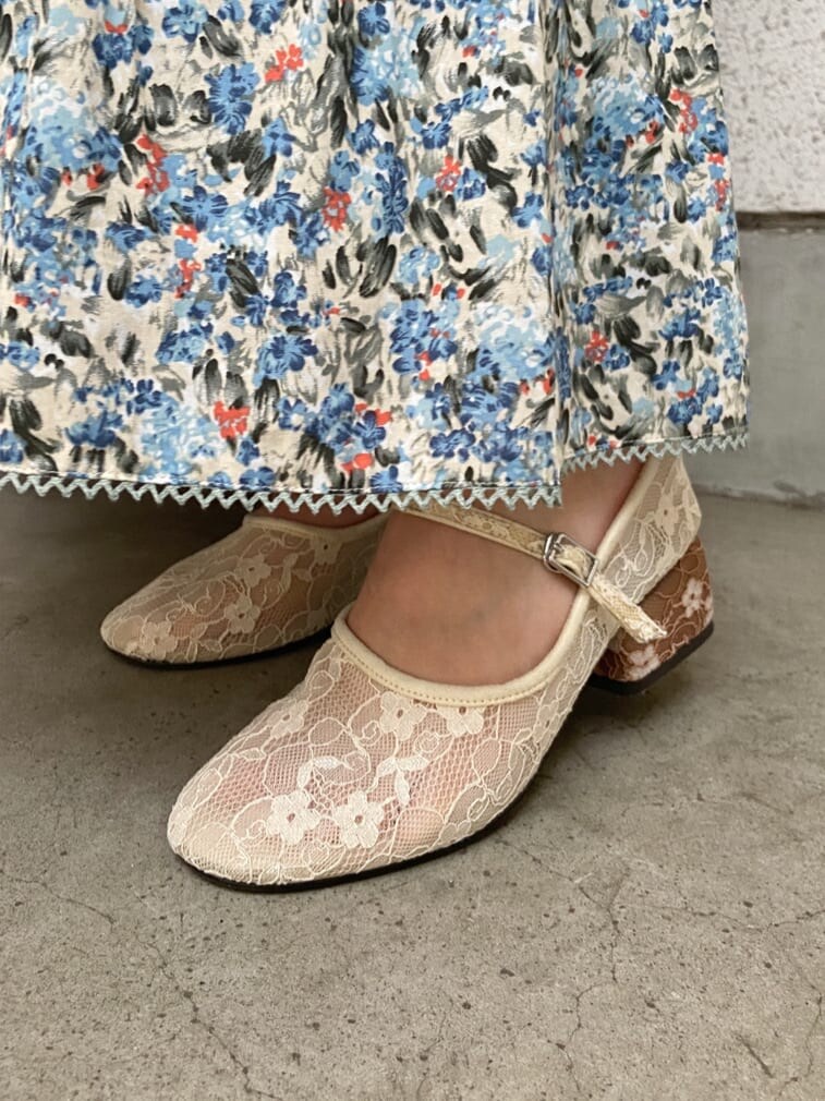 ホワイト系のシャツ/ブラウスを着用したレディースの夏コーディネートの6枚目の写真