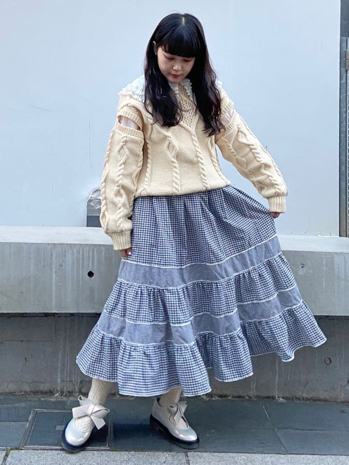 ホワイト系のパンプス、ホワイト系のシャツ/ブラウス、ブラック系のスカートを着用したレディースの冬コーディネートの2枚目の写真