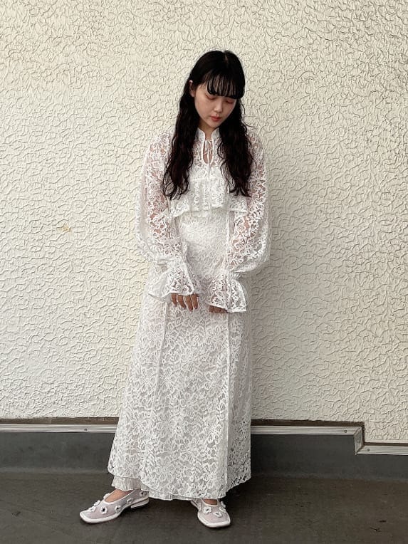 ホワイト系のワンピース、ホワイト系のパンプス、ホワイト系のシャツ/ブラウスを着用したレディースの秋コーディネートの2枚目の写真