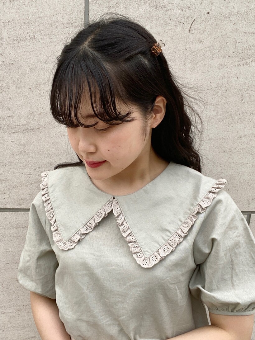 ベージュ系のパンプス、グリーン系のシャツ/ブラウス、ベージュ系のスカートを着用したレディースの夏コーディネートの4枚目の写真