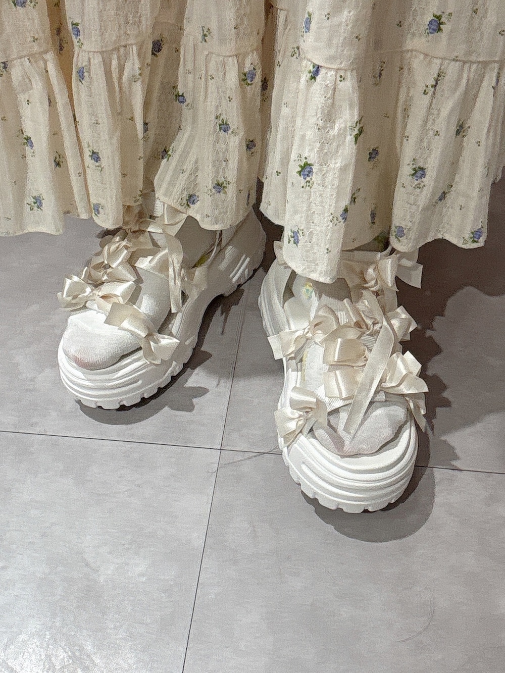 ホワイト系のカーディガン/ボレロ、ホワイト系のTシャツ/カットソー、ブルー系のワンピースを着用したレディースの夏コーディネートの8枚目の写真