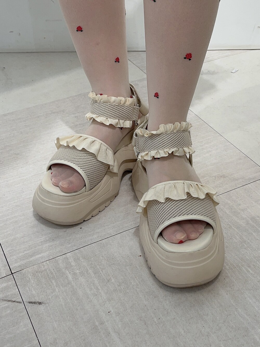 ブルー系のワンピース、ホワイト系のトートバッグ、ホワイト系のサンダルを着用したレディースの春コーディネートの8枚目の写真