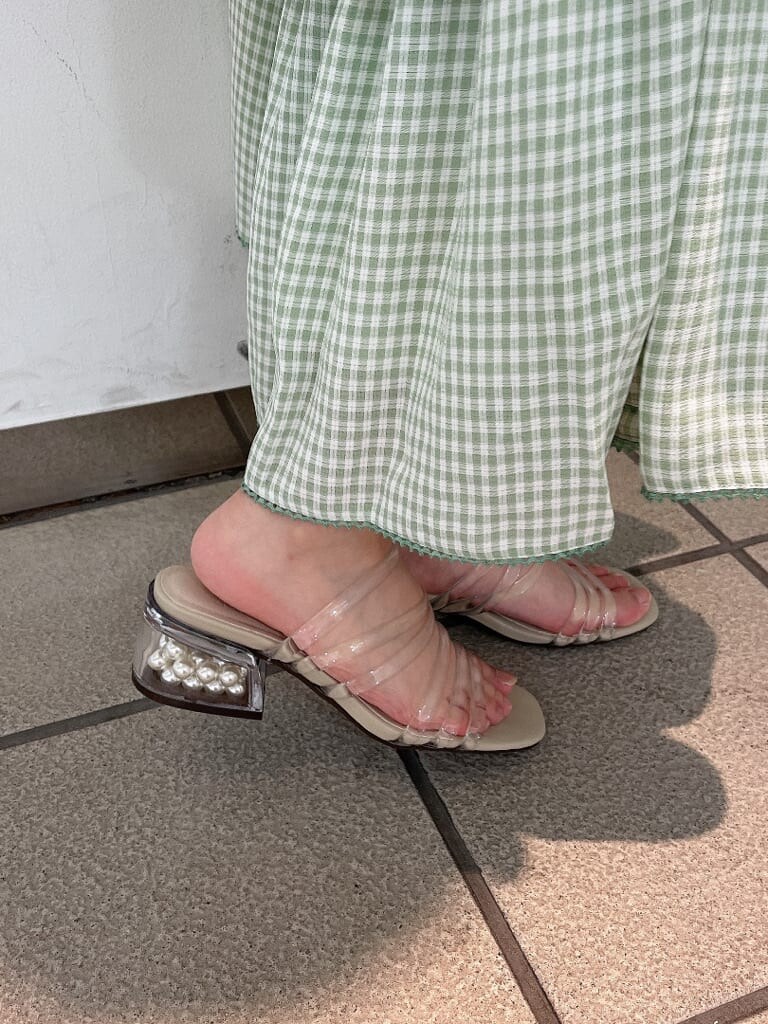 ベージュ系のサンダル、グリーン系のスカート、ホワイト系のシャツ/ブラウスを着用したレディースの夏コーディネートの3枚目の写真