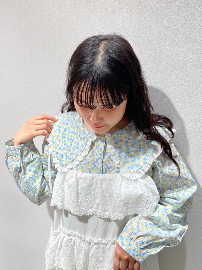 イエロー系のシャツ/ブラウス、ホワイト系のその他シューズを着用したレディースの春コーディネートの3枚目の写真