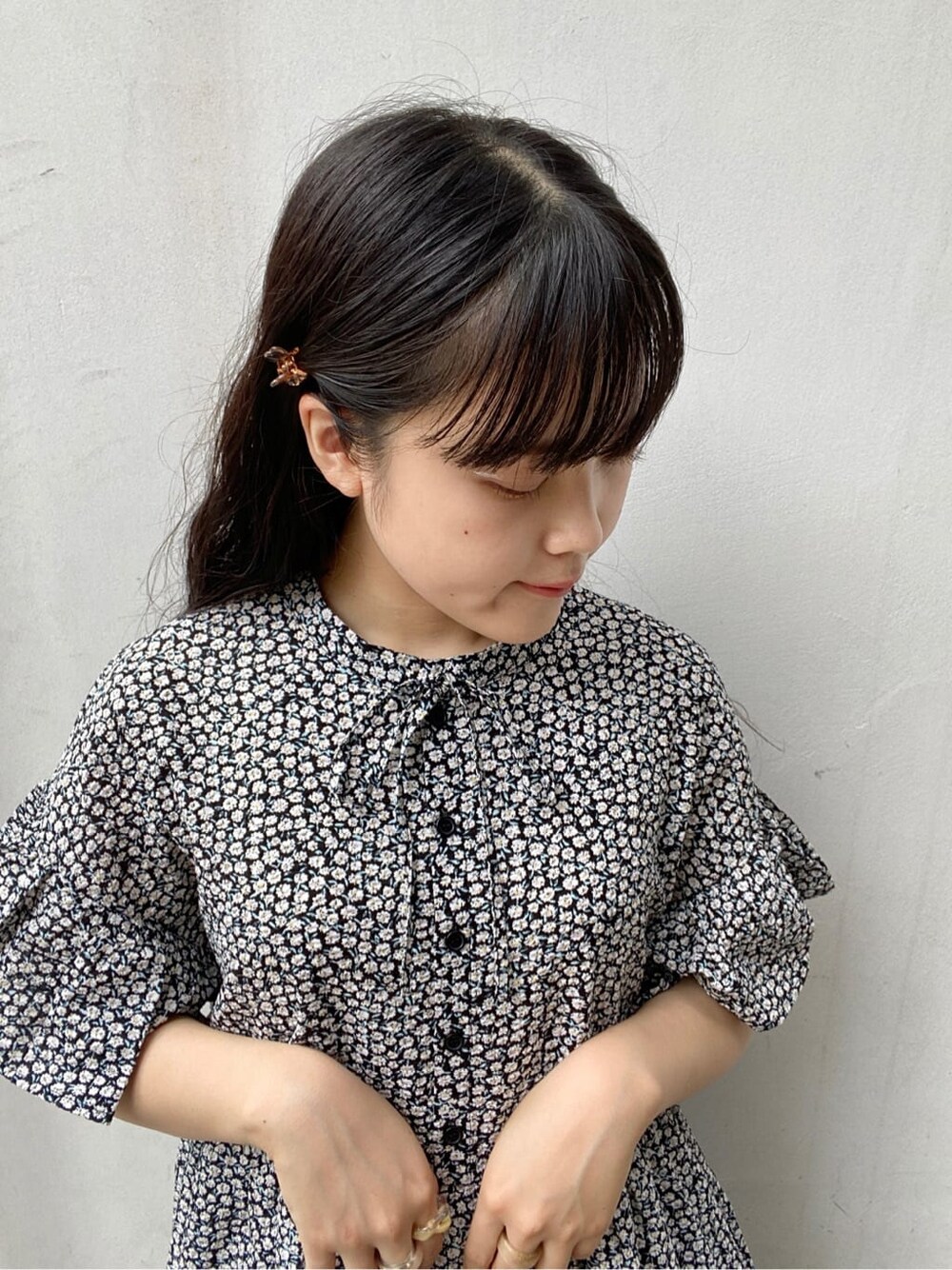 ブラック系のワンピース、ブラック系のスニーカーを着用したレディースの夏コーディネートの4枚目の写真