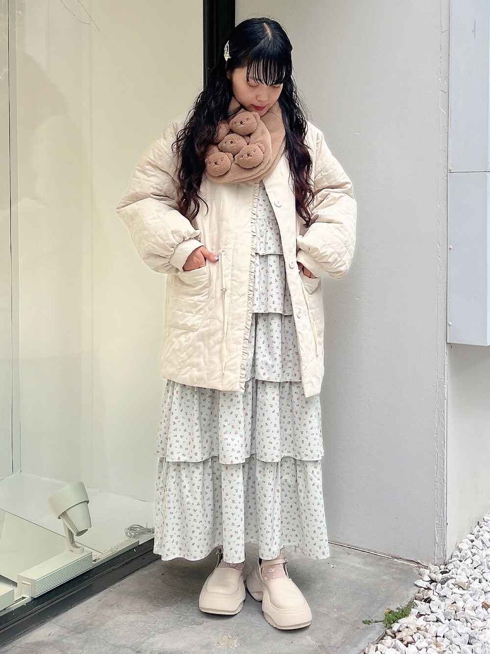 ホワイト系のシャツ/ブラウス、ホワイト系のブルゾン、グリーン系のジャンパースカートを着用したレディースの冬コーディネートの2枚目の写真