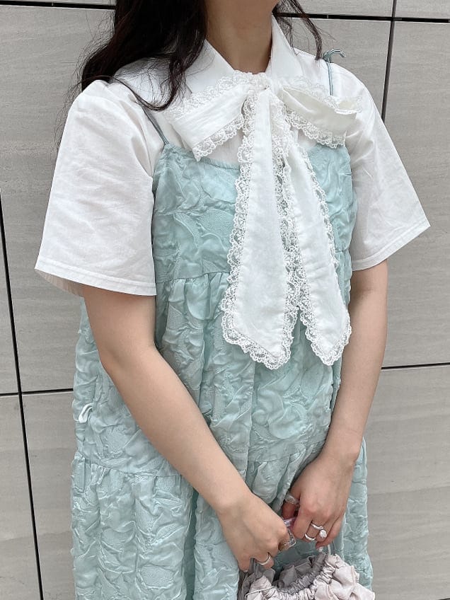 ホワイト系のドレスシューズ、ホワイト系のシャツ/ブラウス、ホワイト系のハンドバッグを着用したレディースの夏コーディネートの4枚目の写真