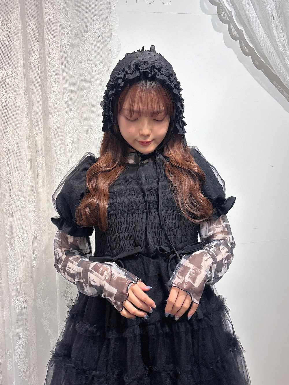 ブラック系のワンピース、ブラック系のTシャツ/カットソー、グレー系のスウェットパンツを着用したレディースの春コーディネートの5枚目の写真