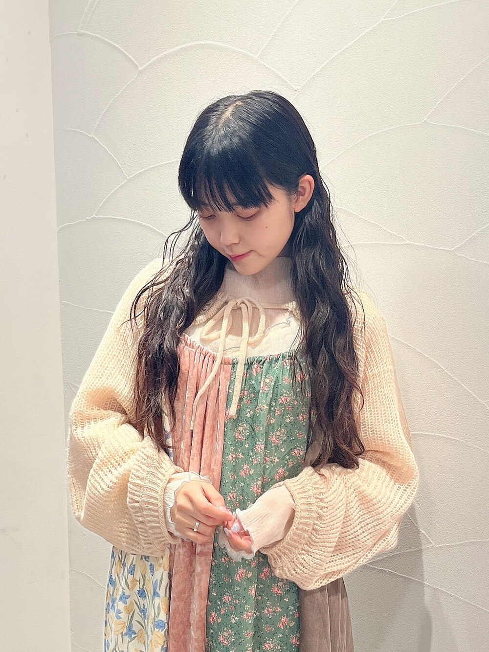 ホワイト系のパンプス、ピンク系のワンピース、ホワイト系のTシャツ/カットソーを着用したレディースの夏コーディネートの4枚目の写真