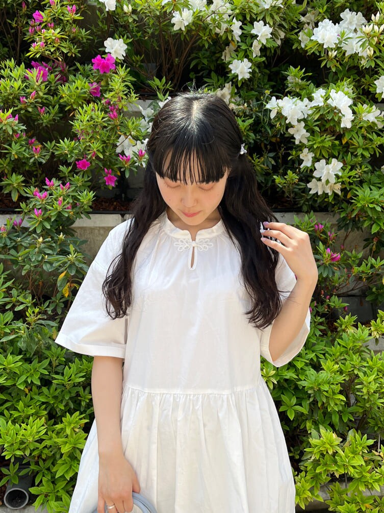 ホワイト系のその他パンツ、ブルー系のショルダーバッグ、ホワイト系のワンピースを着用したレディースの春コーディネートの3枚目の写真