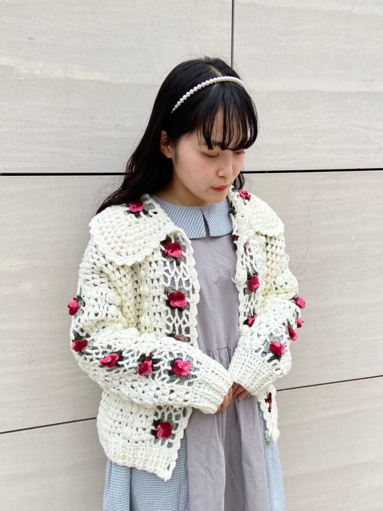 ホワイト系のカーディガン/ボレロ、ホワイト系のスニーカー、グレー系のワンピースを着用したレディースの冬コーディネートの5枚目の写真