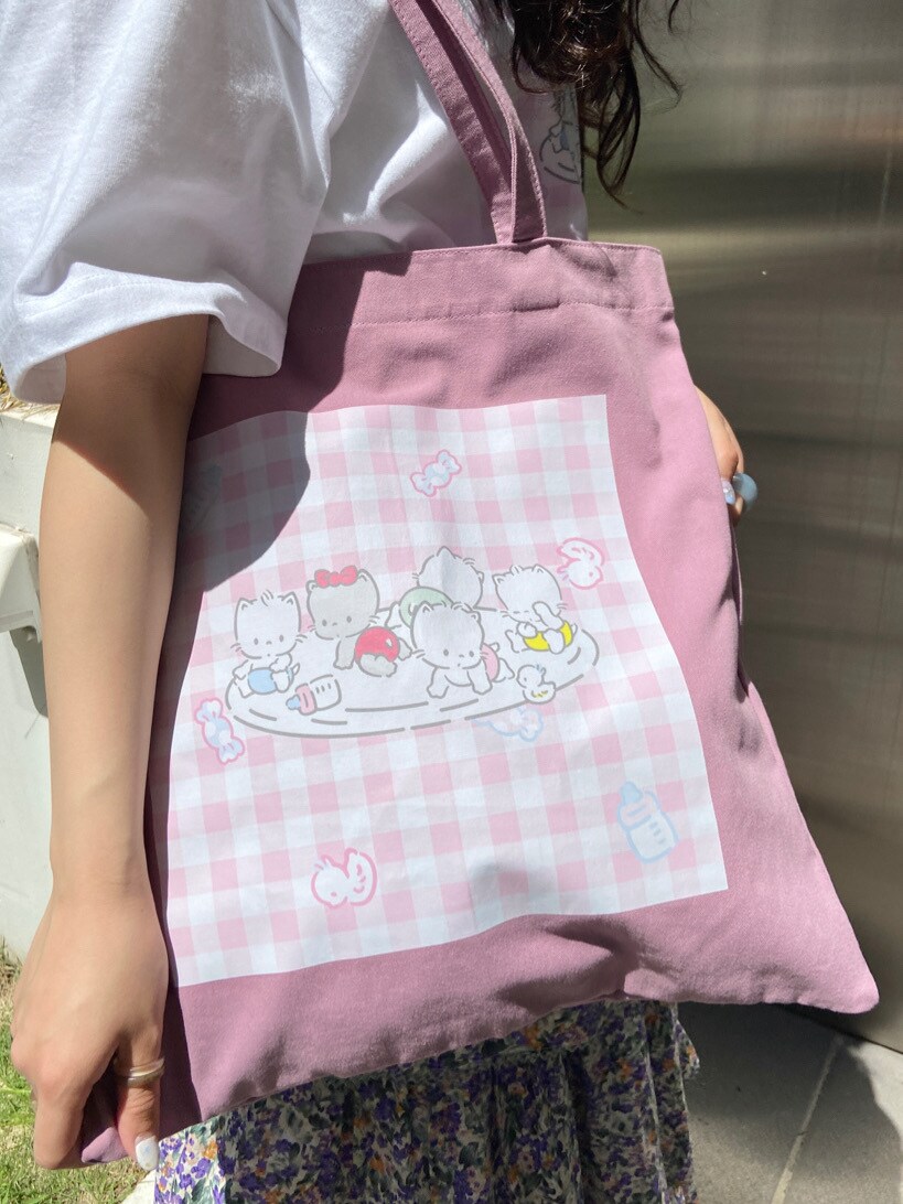 パープル系のトートバッグ、ピンク系のTシャツ/カットソーを着用したレディースの春コーディネートの5枚目の写真