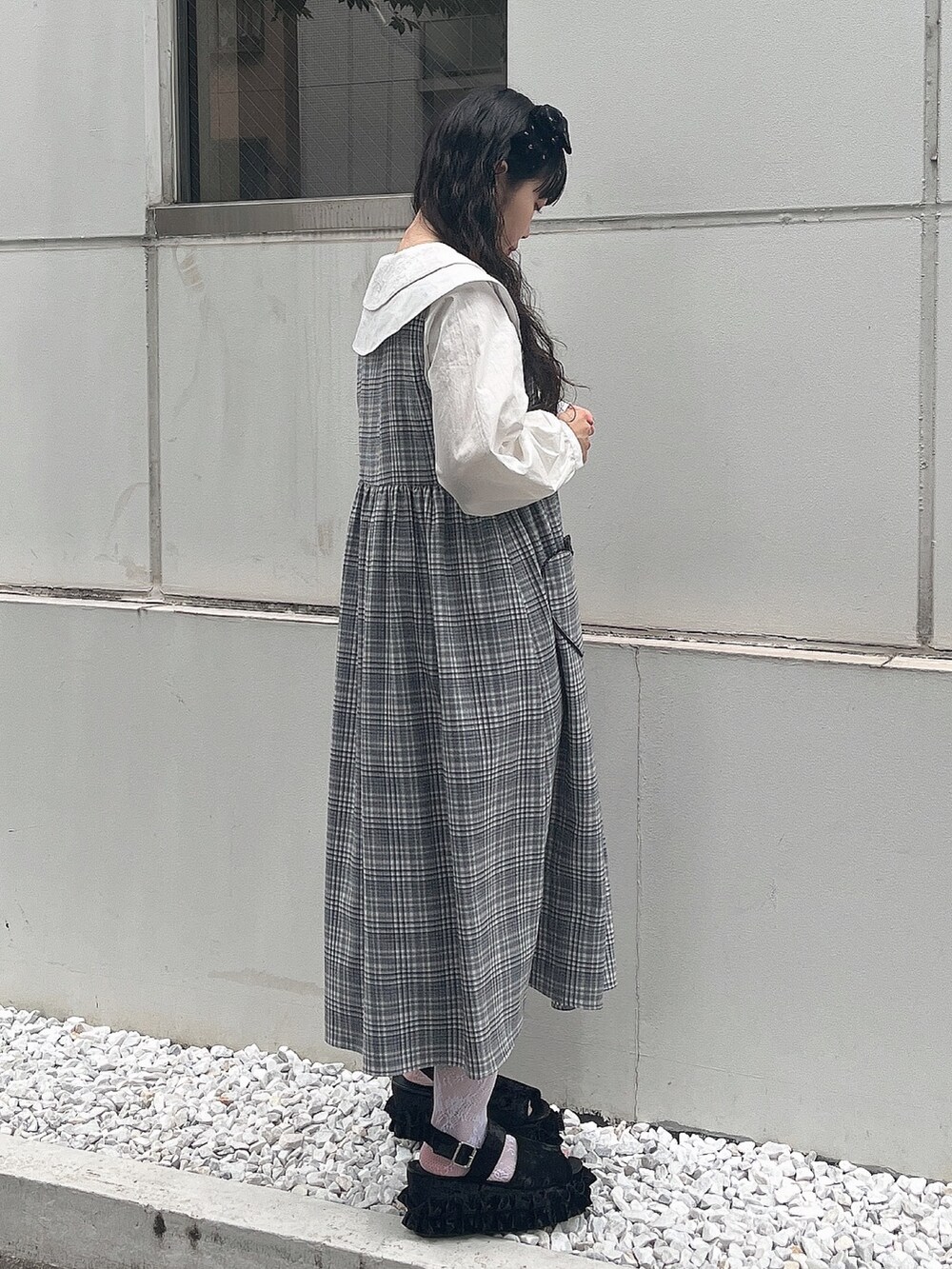 ブラック系のワンピース、ホワイト系のシャツ/ブラウス、ブラック系のサンダルを着用したレディースの夏コーディネートの3枚目の写真