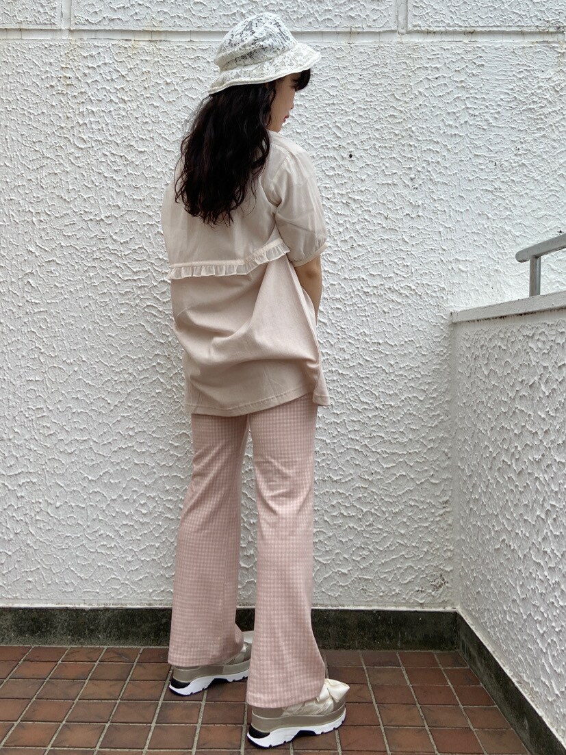 ピンク系のその他パンツ、ホワイト系のカーディガン/ボレロを着用したレディースの春コーディネートの2枚目の写真