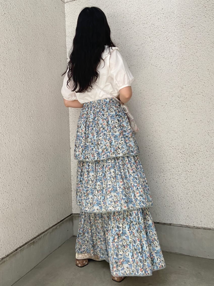 ホワイト系のシャツ/ブラウスを着用したレディースの夏コーディネートの2枚目の写真