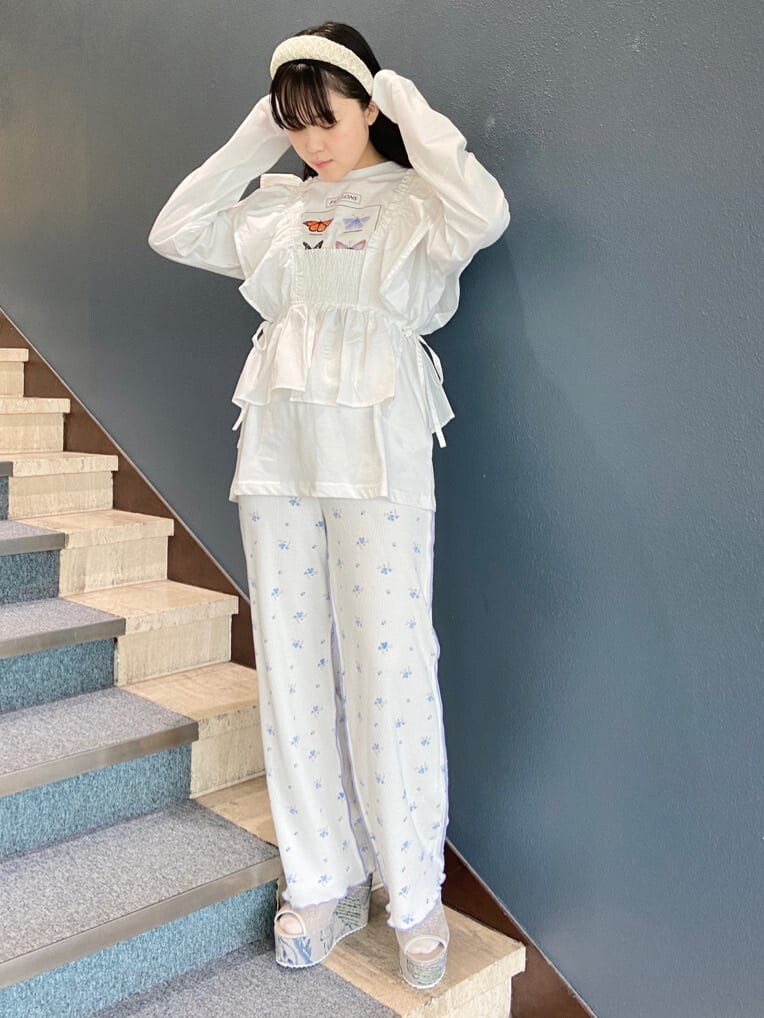 ホワイト系のTシャツ/カットソー、ホワイト系のその他パンツ、グレー系のサンダルを着用したレディースの夏コーディネートの2枚目の写真