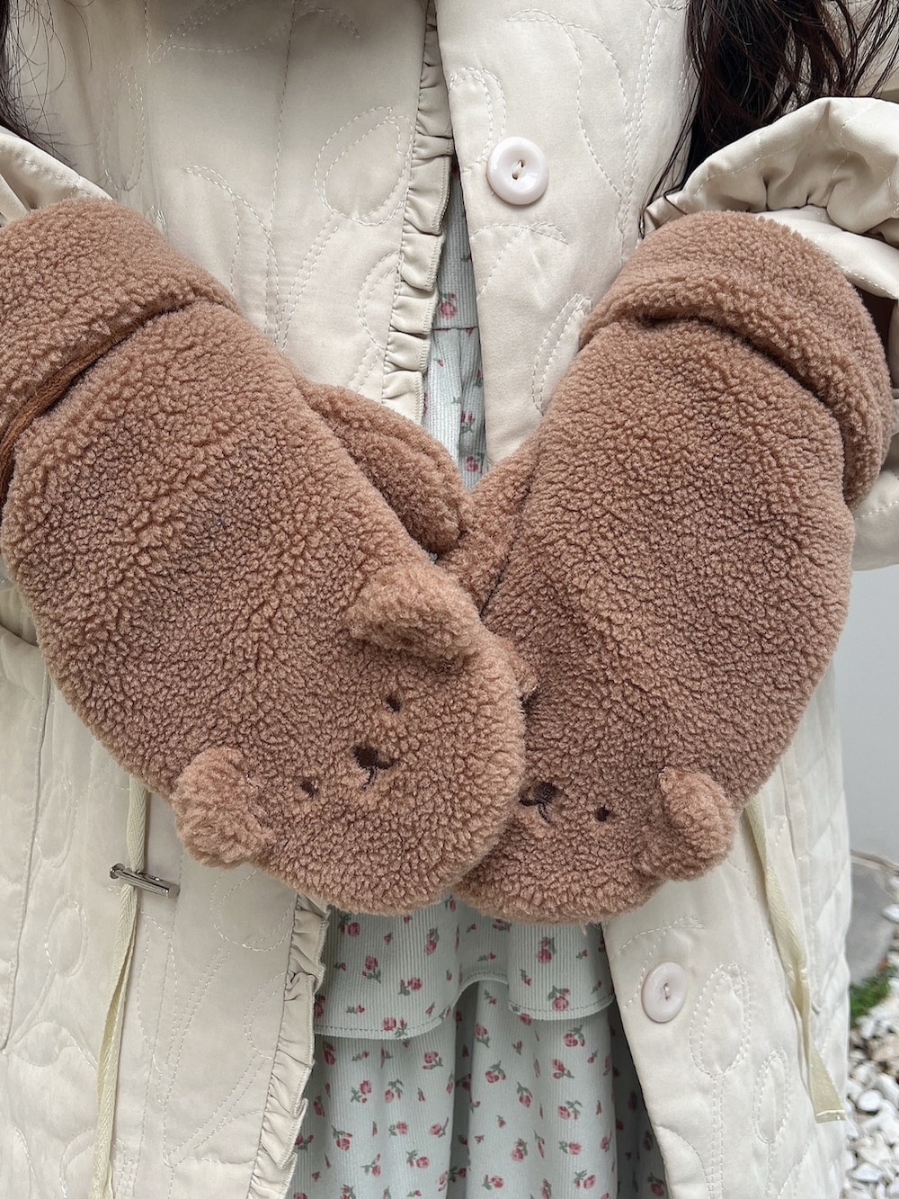 ホワイト系のシャツ/ブラウス、ホワイト系のブルゾン、グリーン系のジャンパースカートを着用したレディースの冬コーディネートの8枚目の写真