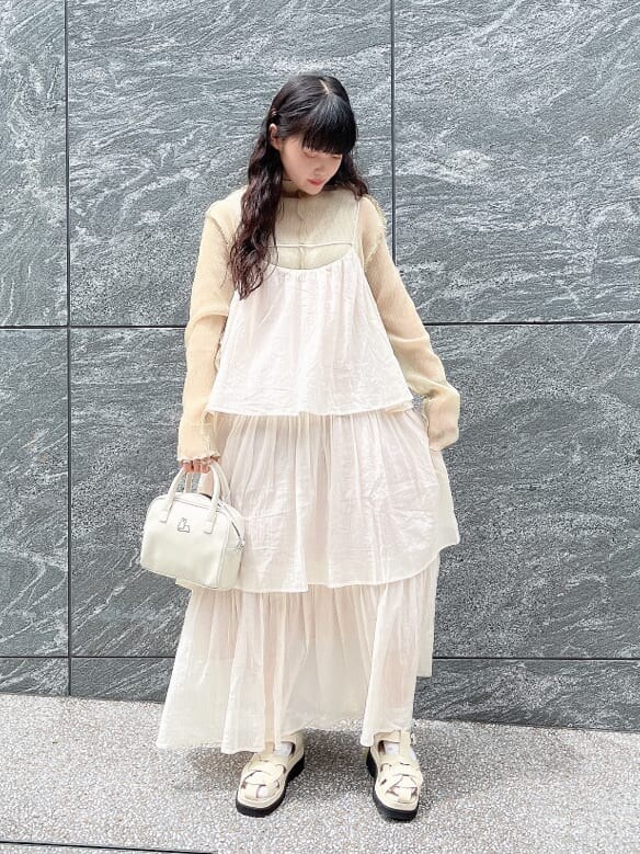 ホワイト系のワンピース、グリーン系のTシャツ/カットソー、ホワイト系のボストンバッグを着用したレディースの夏コーディネートの2枚目の写真