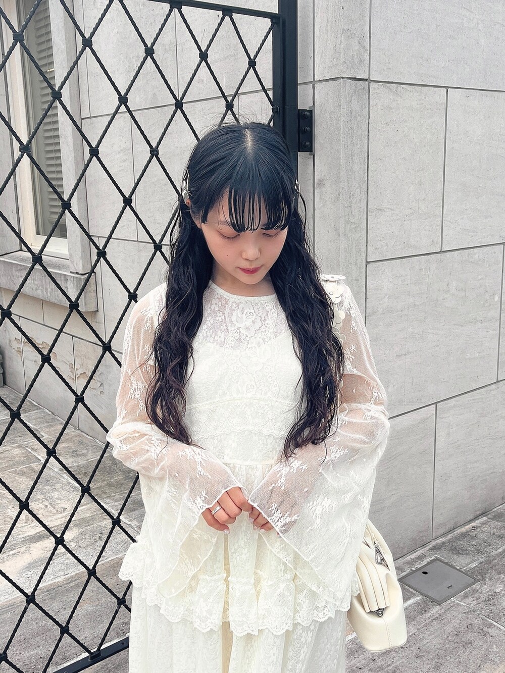 ホワイト系のワンピース、ホワイト系のパンプスを着用したレディースの夏コーディネートの5枚目の写真