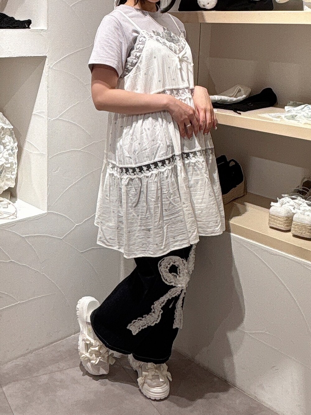 ブルー系のTシャツ/カットソー、ブルー系のキャミソール、ブルー系のデニムパンツを着用したレディースの春コーディネートの2枚目の写真