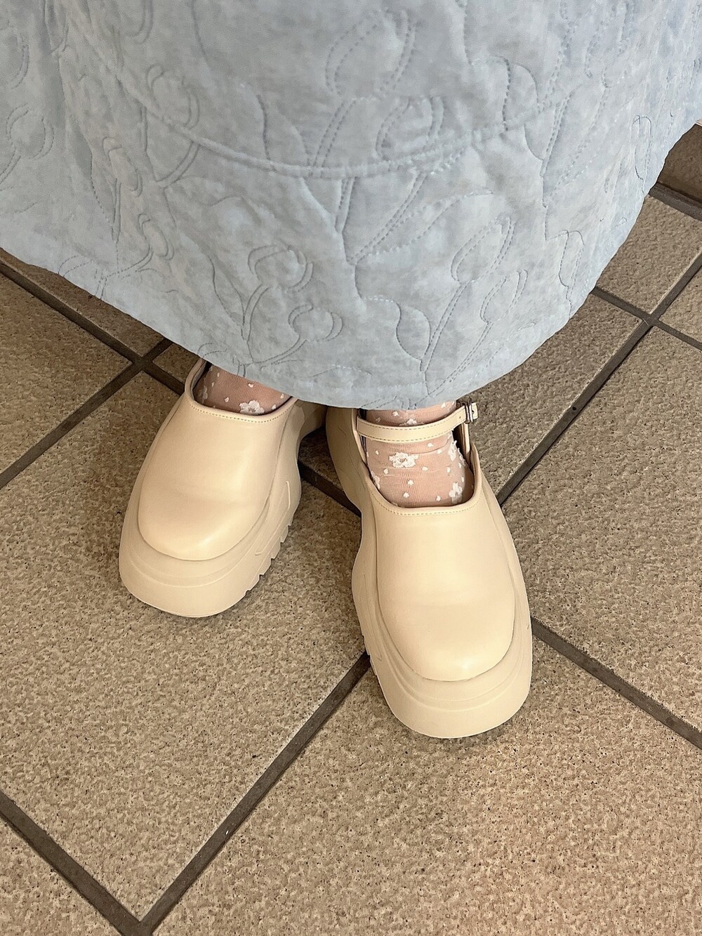 ホワイト系のTシャツ/カットソー、ブルー系のワンピース、ピンク系のカーディガン/ボレロを着用したレディースの秋コーディネートの7枚目の写真