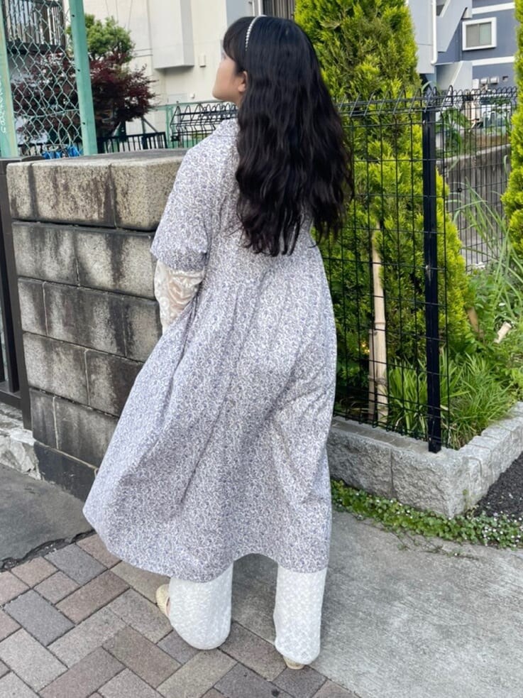 パープル系のワンピース、ベージュ系のパンプス、ホワイト系のその他パンツを着用したレディースの夏コーディネートの2枚目の写真