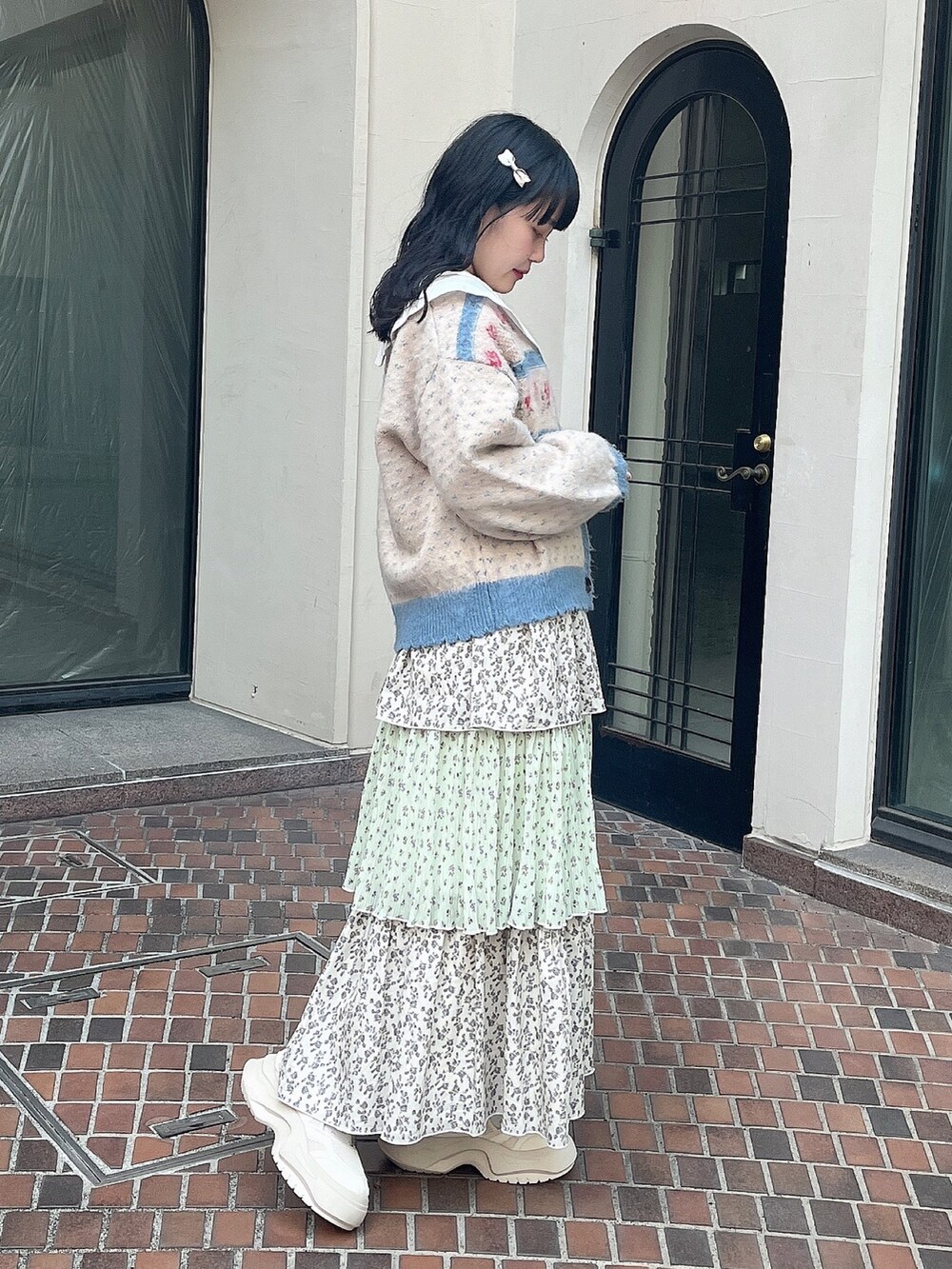 ホワイト系のシャツ/ブラウス、ブルー系のカーディガン/ボレロ、グリーン系のスカートを着用したレディースの冬コーディネートの3枚目の写真