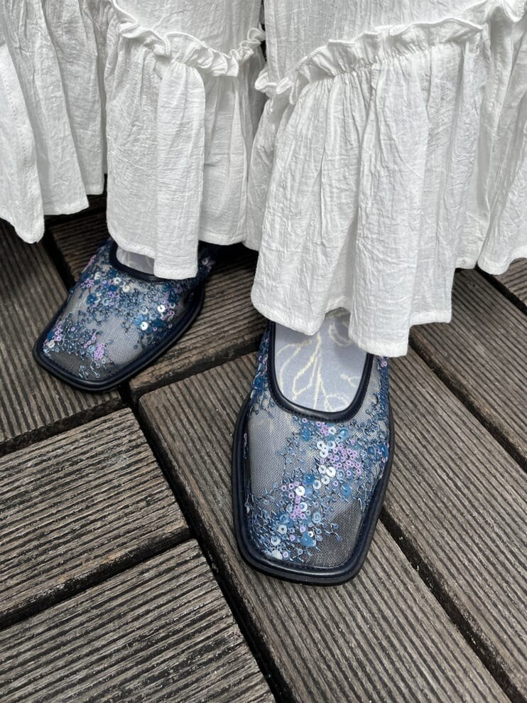 パープル系のTシャツ/カットソー、ホワイト系のその他パンツ、ホワイト系のシャツ/ブラウスを着用したレディースの春コーディネートの4枚目の写真