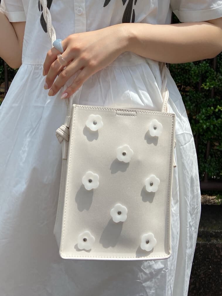 ホワイト系のその他パンツ、ホワイト系のワンピース、ホワイト系のパンプスを着用したレディースの夏コーディネートの5枚目の写真