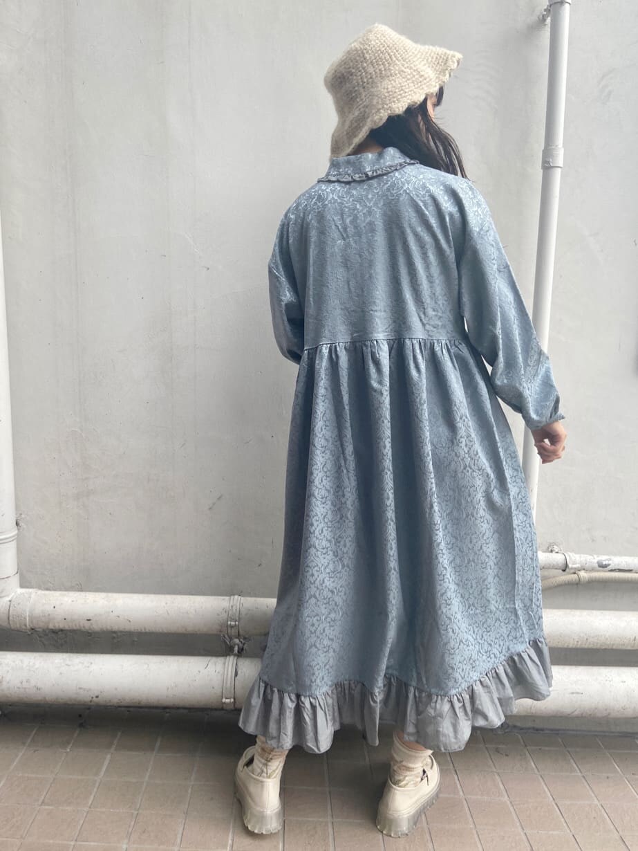 ベージュ系のハンドバッグ、ブルー系のワンピース、ホワイト系のローファーを着用したレディースの秋コーディネートの4枚目の写真