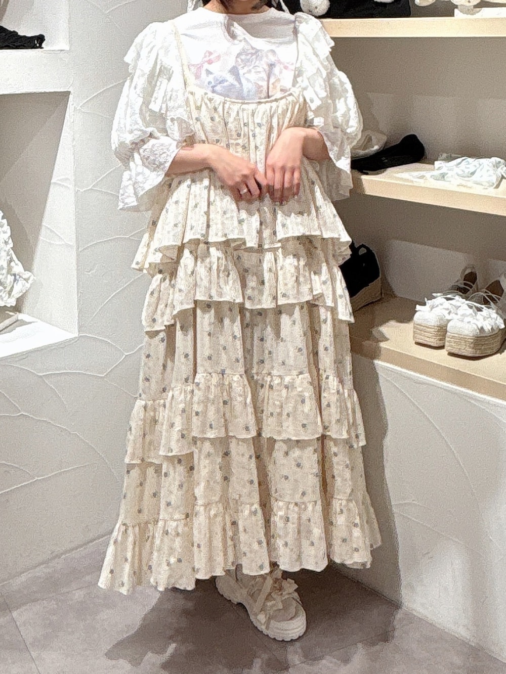 ホワイト系のカーディガン/ボレロ、ホワイト系のTシャツ/カットソー、ブルー系のワンピースを着用したレディースの夏コーディネートの3枚目の写真